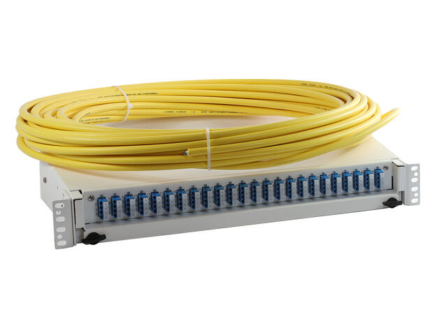 Panel preterm 1,5U G48 QXAI E2A-PIG 20 m E2000/APC i 1,5U panel, åpen ende B 