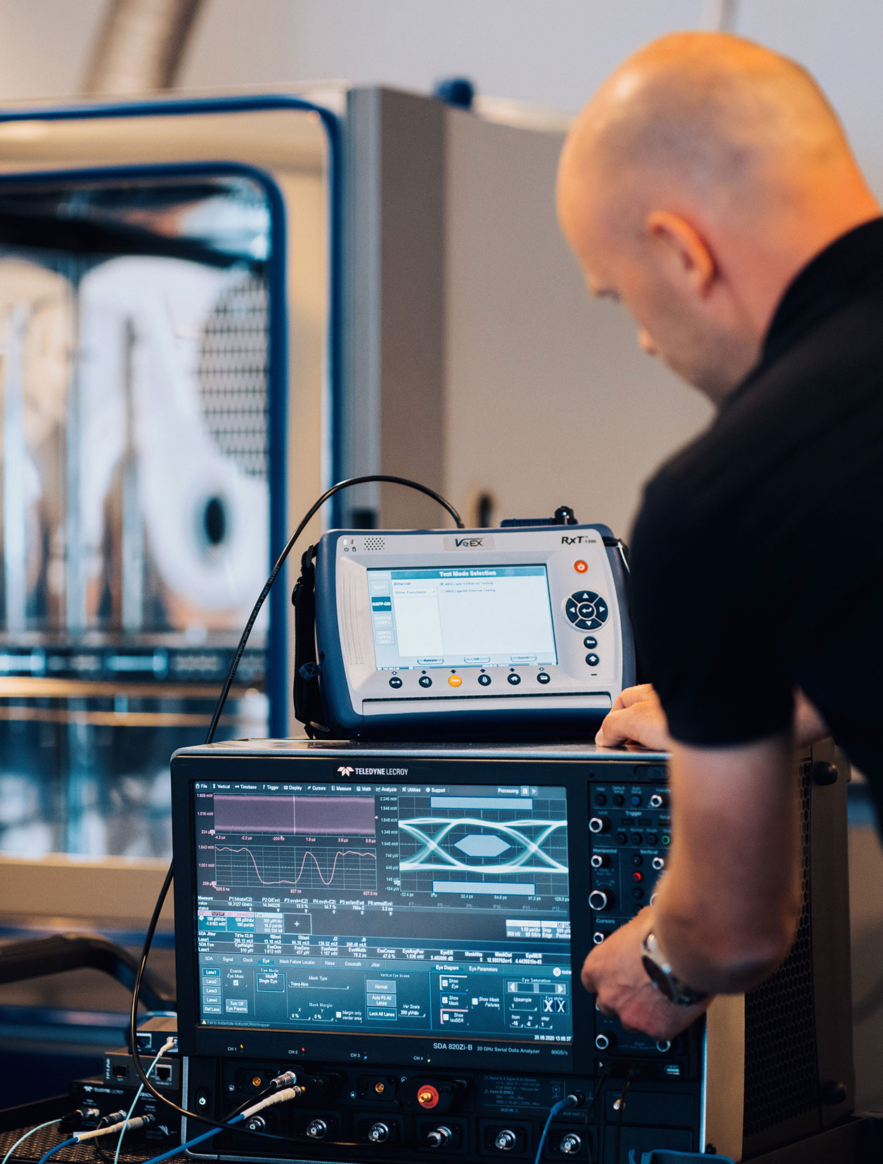 Tekniker verifiserer og tester fiberoptisk kabel